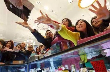 大鸡巴男人肏日本女人的骚屄中国人依然爱赴日旅游 消费已由爆买转向网购